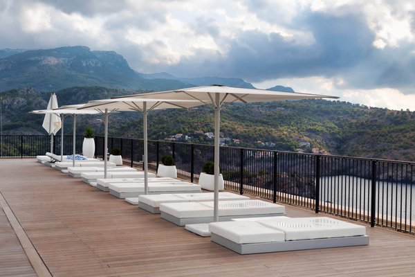 Parasol déporté : quel matériau choisir ?