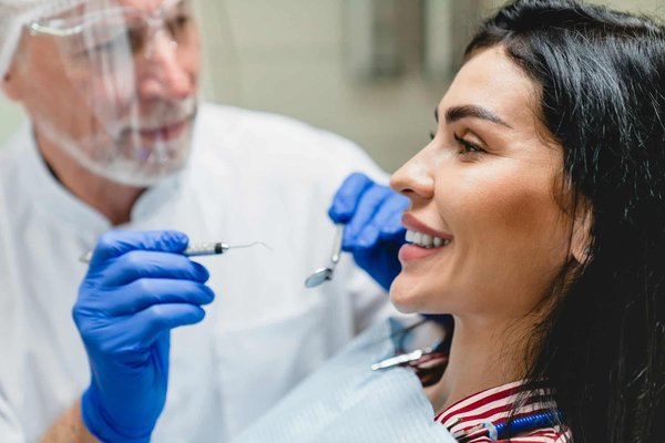 Le Centre dentaire Caroline Prud'homme propose-t-il des facettes dentaires ?