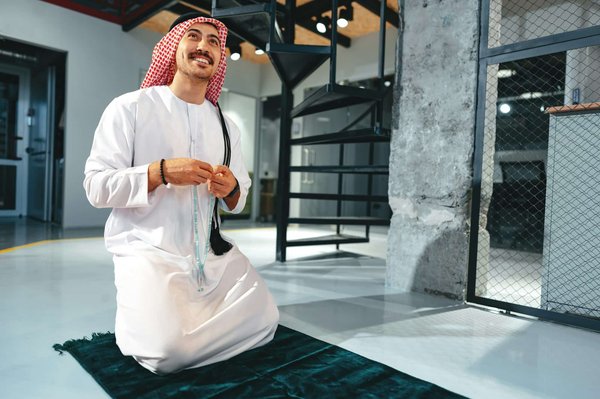 Le Qamis et la Jellaba : Dévoiler les nuances de deux vêtements traditionnels